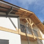 Une charpente, en train d'être aérogommée par Eole aérogommage.